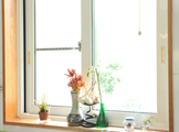 景色を楽しみながら家事ができるキッチン前の大きな窓　シーガルフォー　キッチンはトーヨーキッチンスタイル　人造大理石