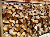 薪置き場　自然な香り　調湿機能