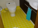 あえて段差をつけたトイレ　タイル仕上げの床は水が流すことも可能にする事も出来ます。